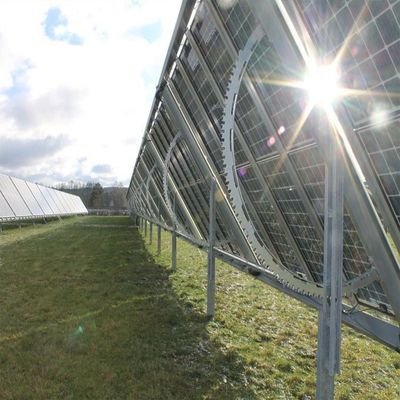 Ein guter Preis. Gestaltete oder Frameless Platten-Sicherheits-justierbares Befestigungssystem für Grund-PV-Brettlagerungs-Installation Online